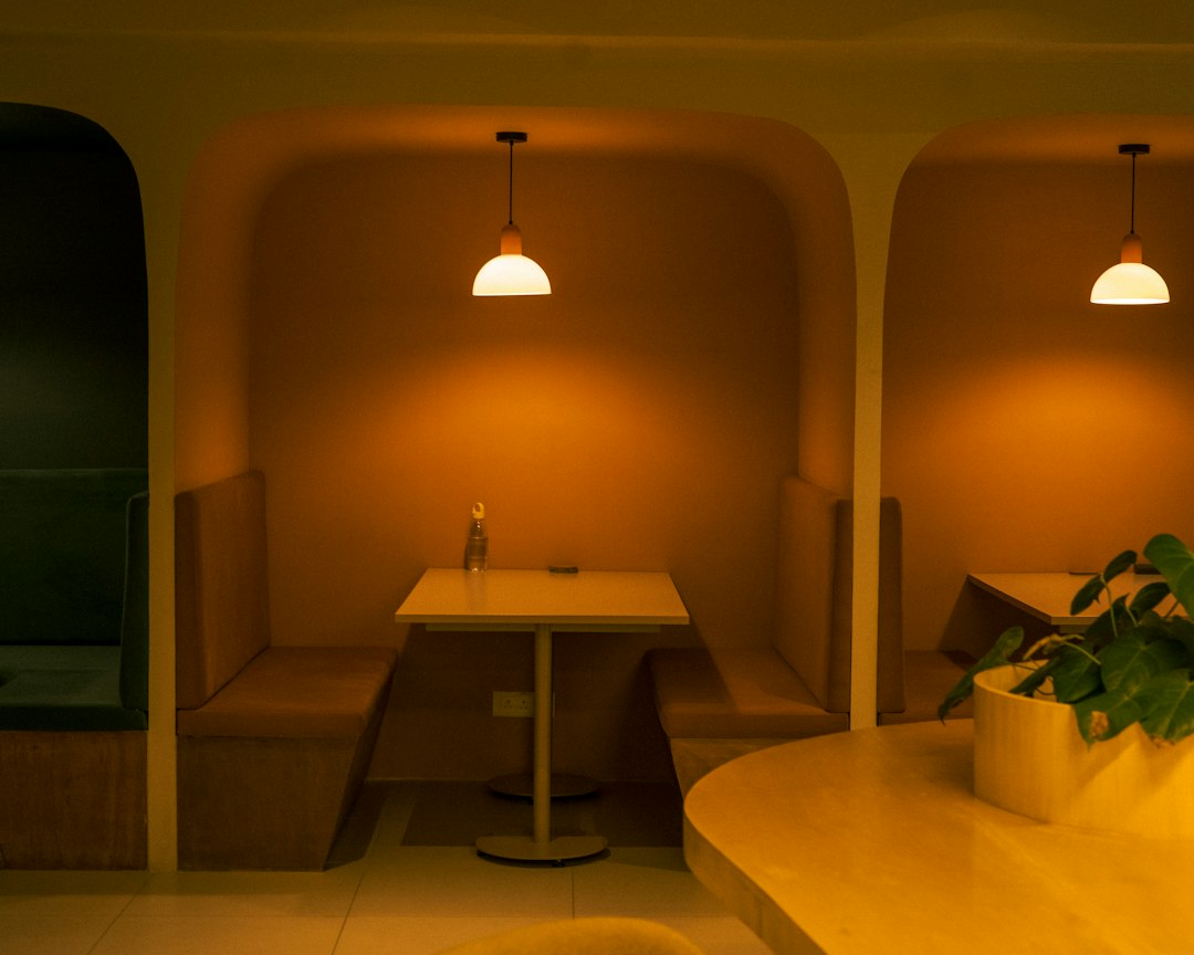 Hoeveel ruimte heb je nodig voor een eettafel met bank?
