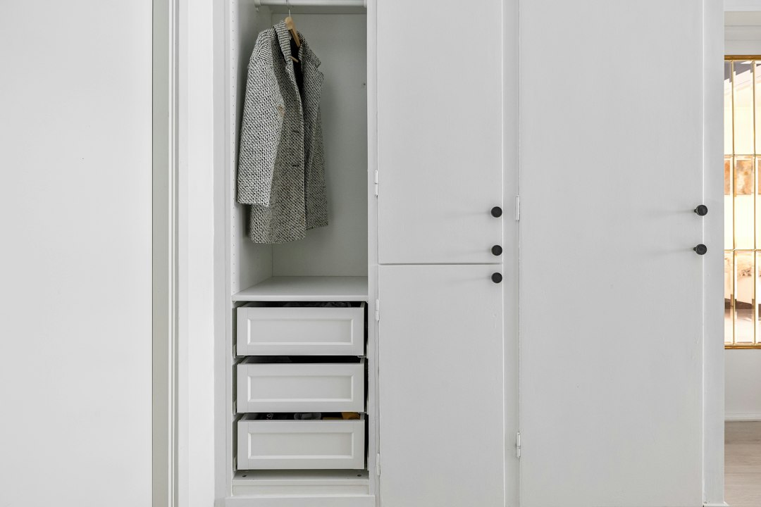 Kledingkast verven: zo doe je het goed (stappenplan + tips)